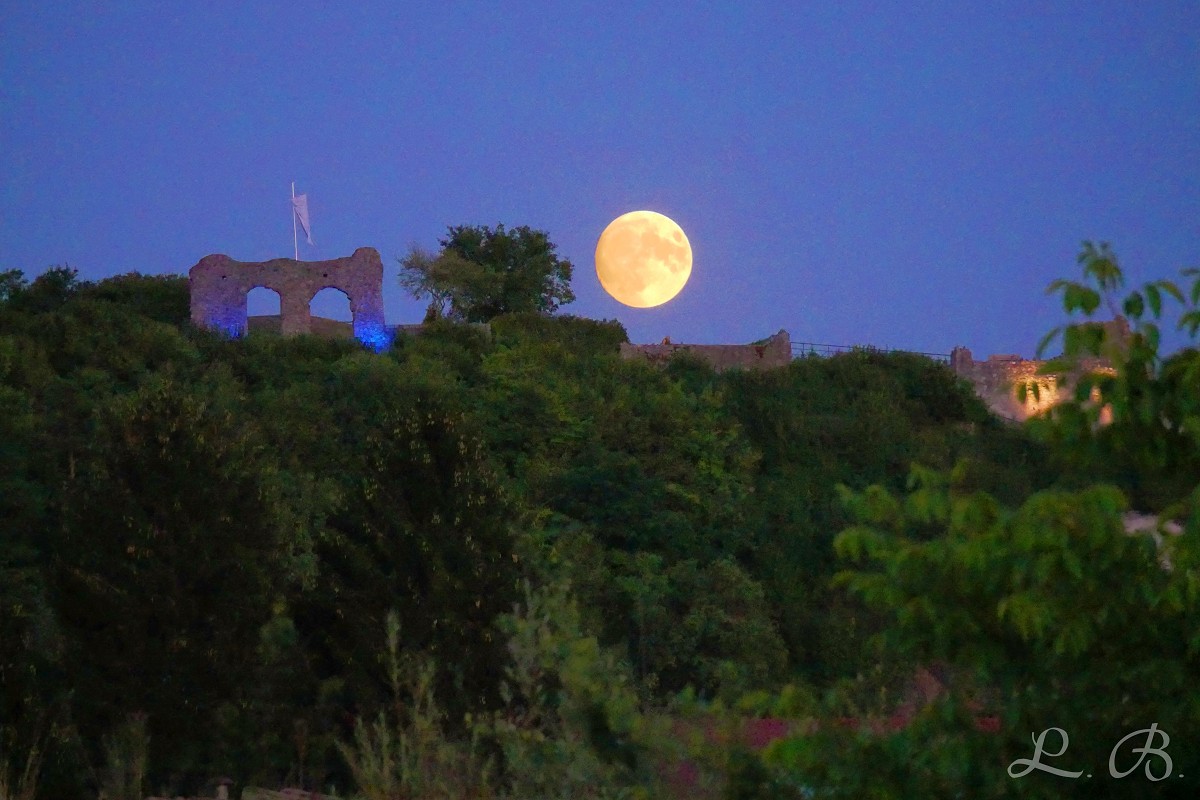 You are currently viewing Burgruine Winzer mit Vollmond